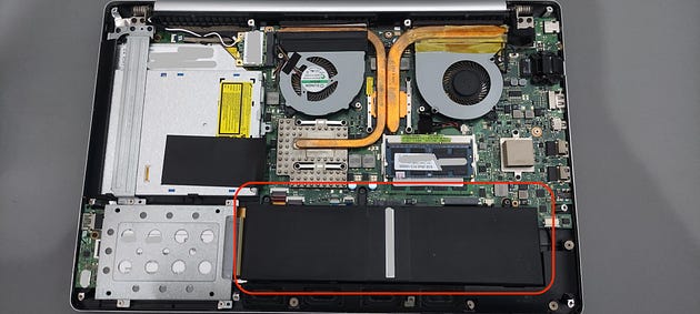 Fig. 2: posizione della batteria da rimuovere.