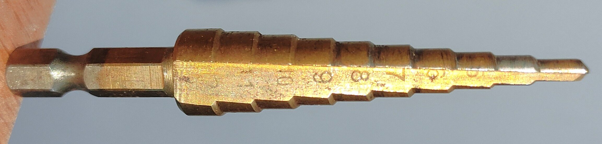 Punta a gradino per trapano