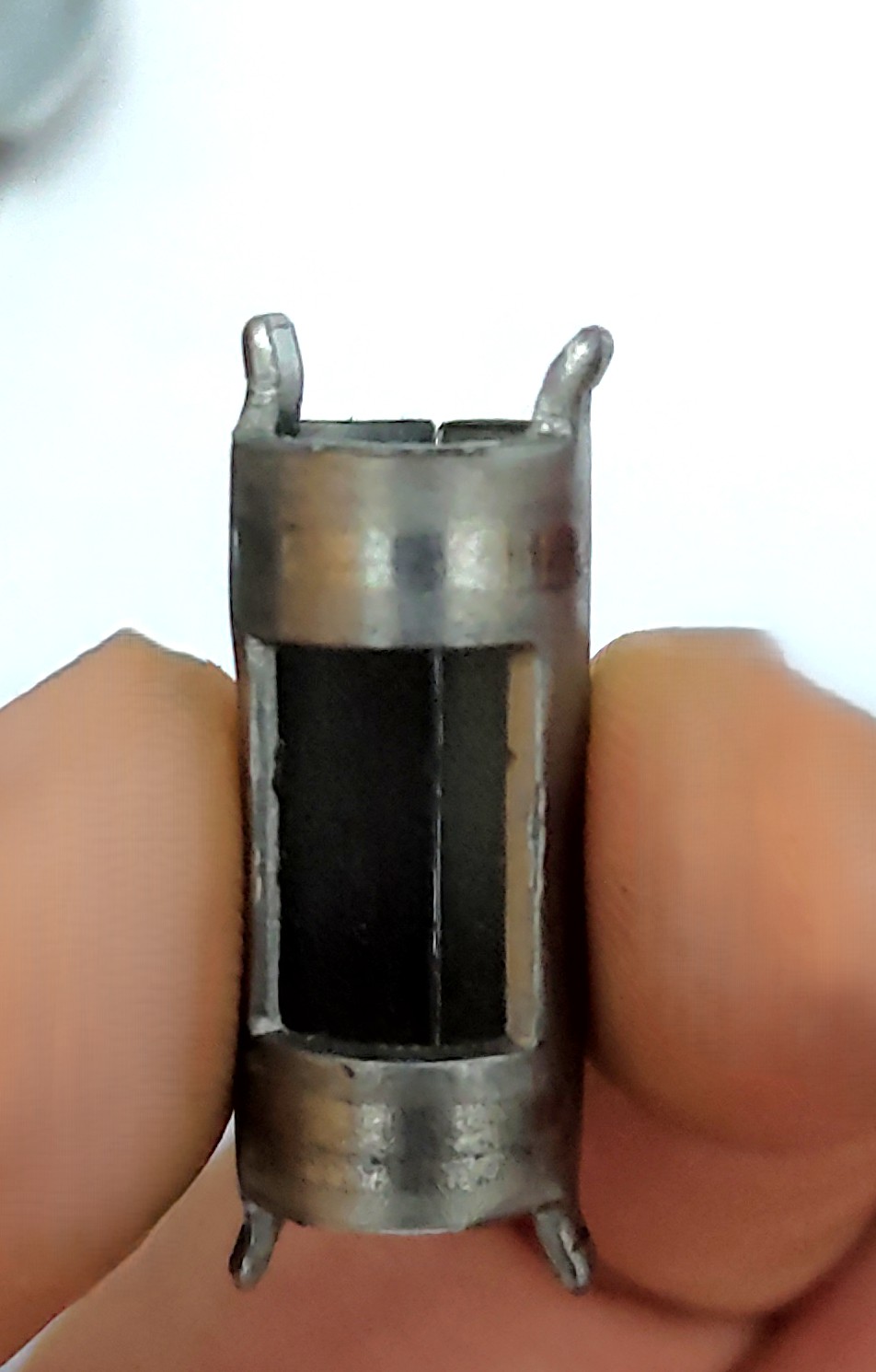 Secondo elemento metallico inserito nel primo.