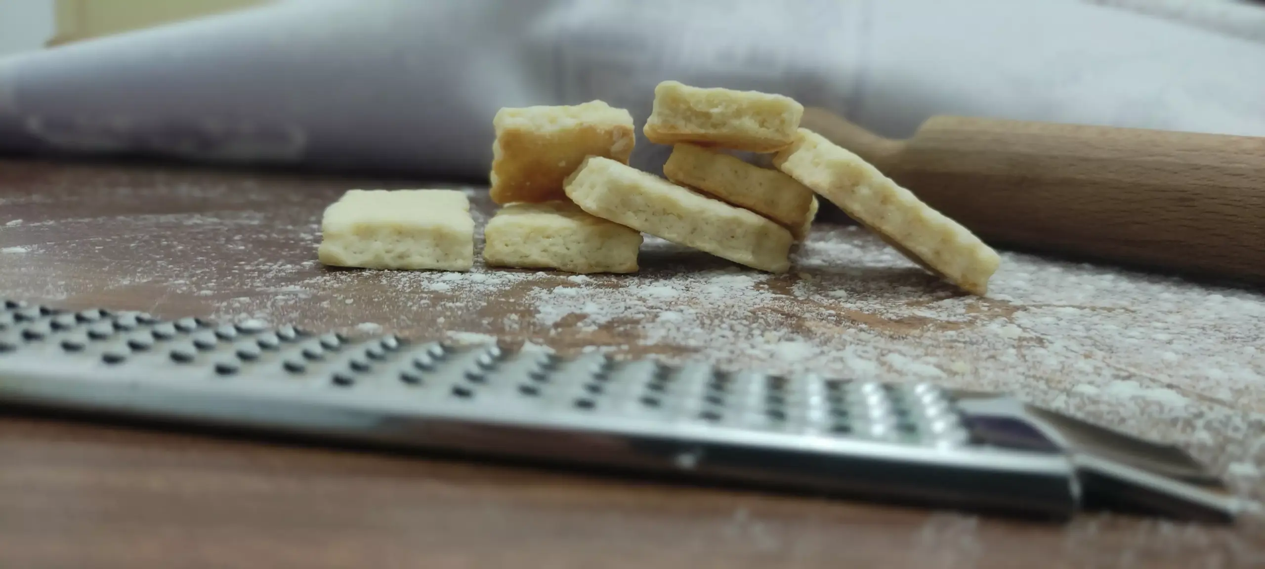 Biscotti su un tavolo di legno