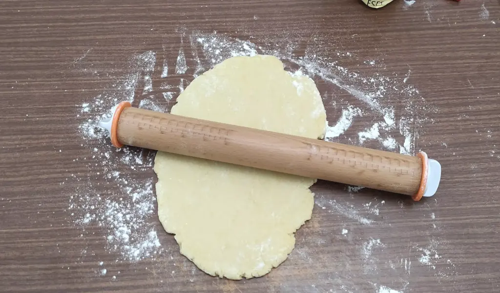 Pasta frolla stesa sul tavolo.