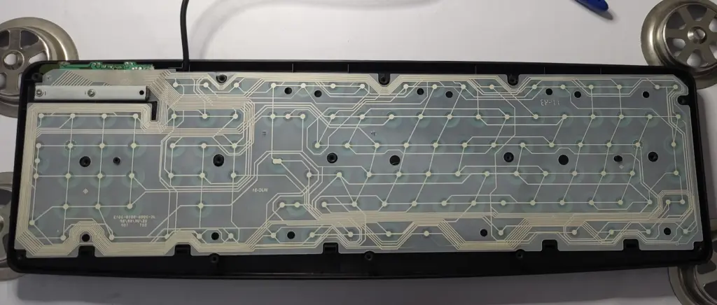 Tastiera con interfaccia USB senza coperchio posteriore.