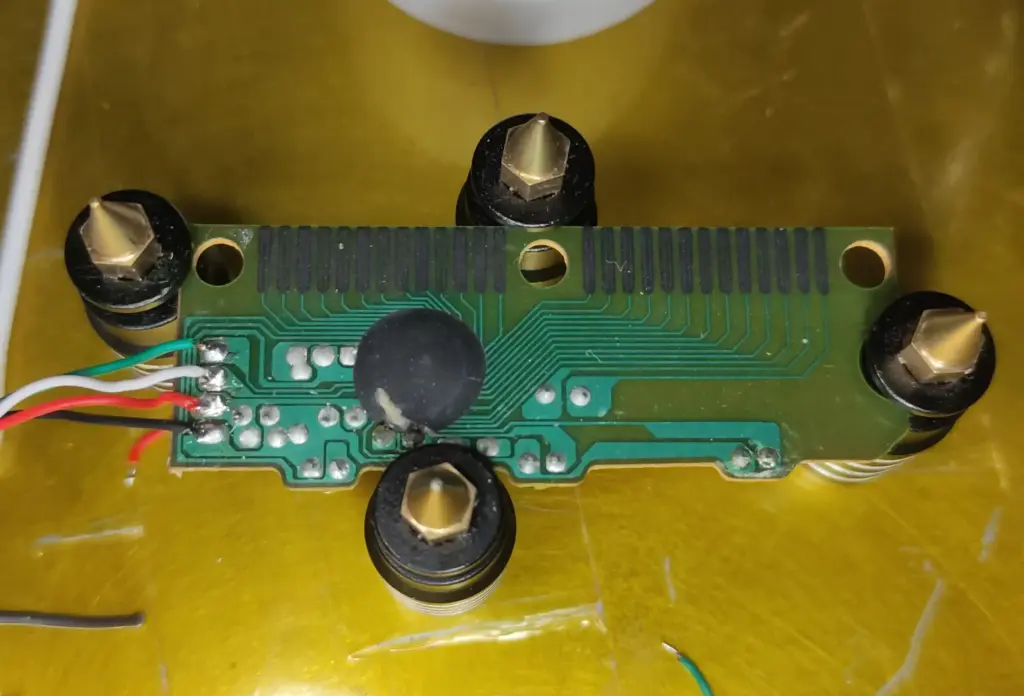 Controller di una tastiera USB con fili saldati.